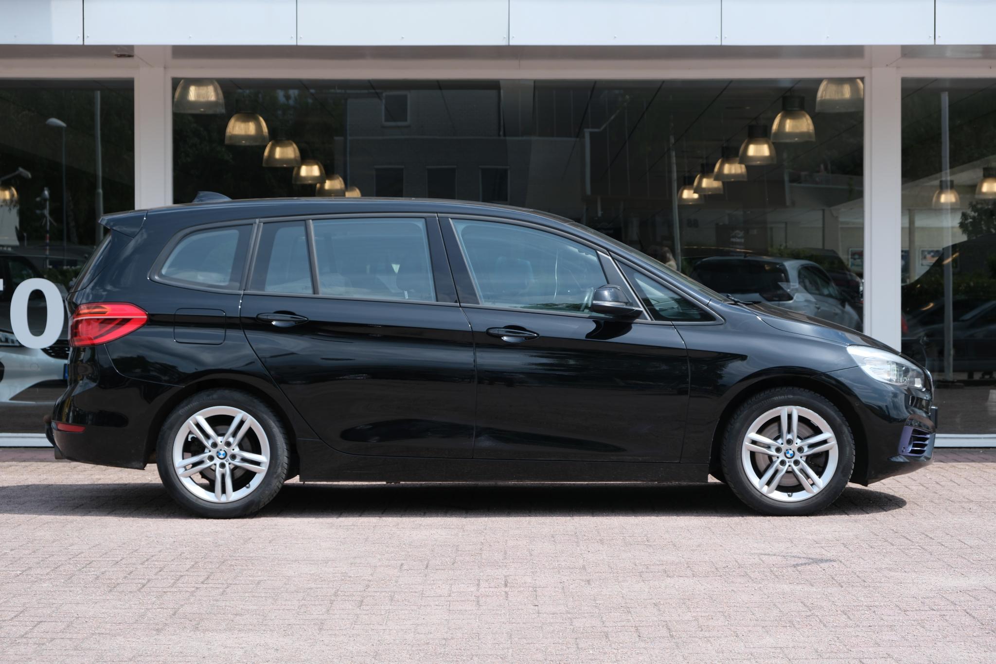 BMW 2 Serie Gran Tourer 220i 192pk Aut. High Executive | Adaptive Cruise | Keyless | Harman/Kardon | Pano | Camera | Leer | Trekhaak afbeelding 2