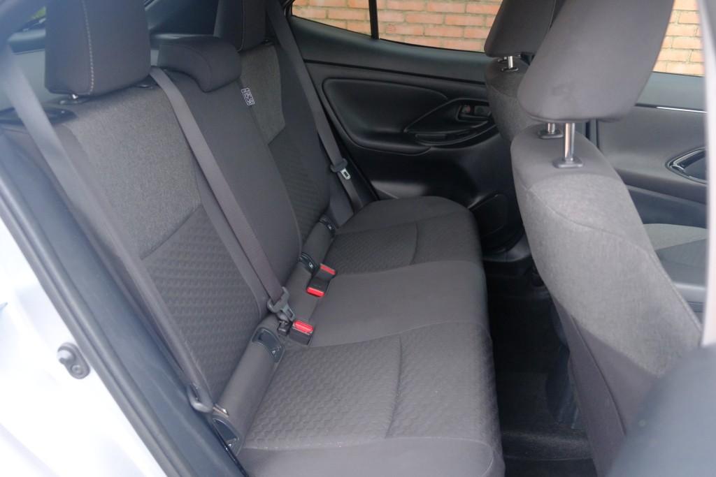 Toyota Yaris Cross 1.5 Hybrid 116pk CVT Dynamic | Comfort Pack | App Connect | Adaptive Cruise | Full LED | Camera | Keyless | Blind Spot | Stoelverwarming afbeelding 3
