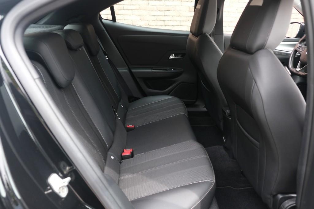 Opel Mokka 1.2 Turbo 100pk Business Elegance | Navi | App Connect | Climate | Cruise | Keyless | Camera | PDC | Trekhaak afbeelding 3