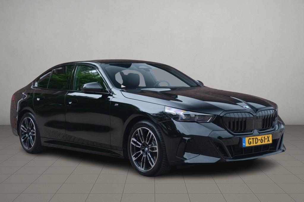 BMW 5 Serie 520i 190pk Aut. M Sport | Panoramadak | Carbon | 360° Camera | Keyless | Head-Up Display | Winter Pakket | Elektrische Achterklep | Trekhaak afbeelding 1