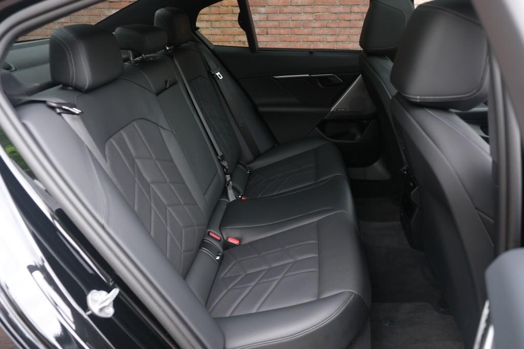 BMW 5 Serie 520i 190pk Aut. M Sport | Panoramadak | Carbon | 360° Camera | Keyless | Head-Up Display | Winter Pakket | Elektrische Achterklep | Trekhaak afbeelding 3