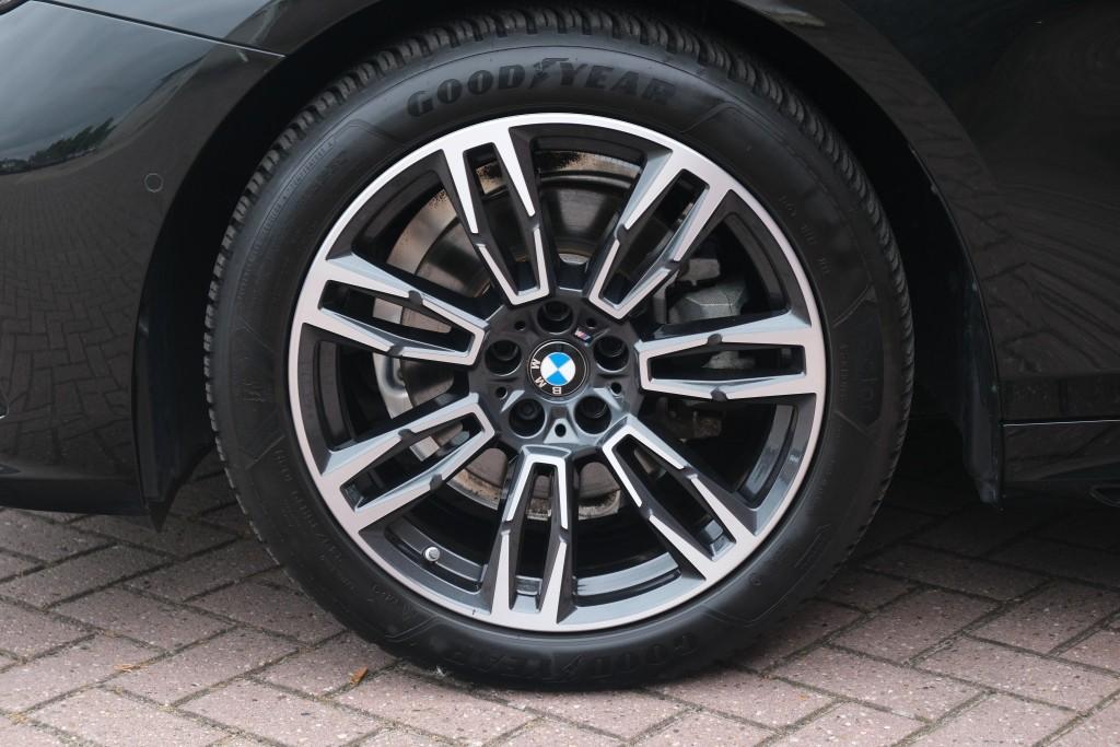 BMW 5 Serie 520i 190pk Aut. M Sport | Panoramadak | Carbon | 360° Camera | Keyless | Head-Up Display | Winter Pakket | Elektrische Achterklep | Trekhaak afbeelding 33
