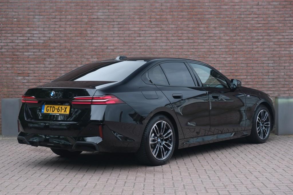 BMW 5 Serie 520i 190pk Aut. M Sport | Panoramadak | Carbon | 360° Camera | Keyless | Head-Up Display | Winter Pakket | Elektrische Achterklep | Trekhaak afbeelding 35
