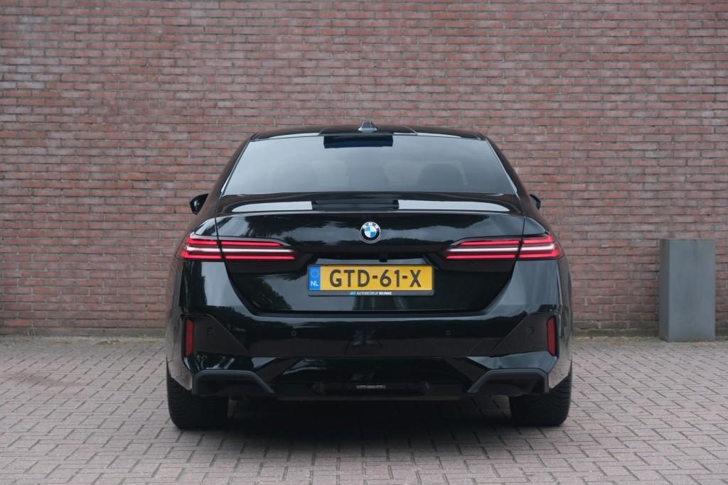 BMW 5 Serie 520i 190pk Aut. M Sport | Panoramadak | Carbon | 360° Camera | Keyless | Head-Up Display | Winter Pakket | Elektrische Achterklep | Trekhaak afbeelding 38