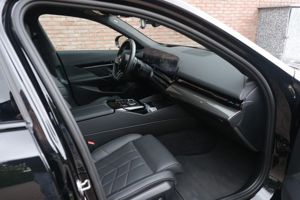 BMW 5 Serie 520i 190pk Aut. M Sport | Panoramadak | Carbon | 360° Camera | Keyless | Head-Up Display | Winter Pakket | Elektrische Achterklep | Trekhaak afbeelding 5