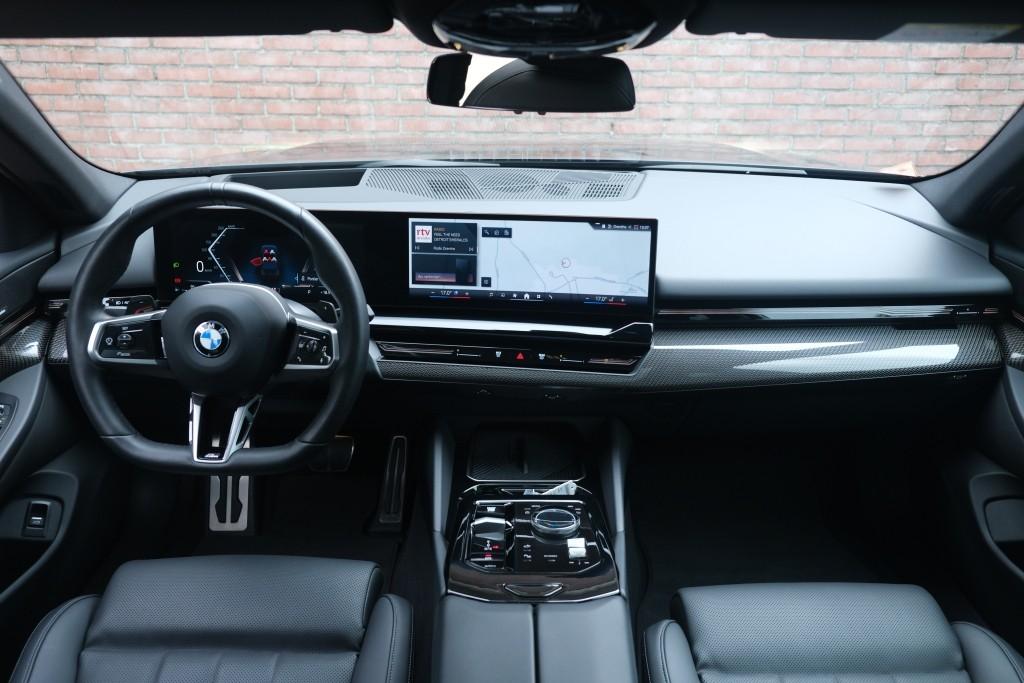 BMW 5 Serie 520i 190pk Aut. M Sport | Panoramadak | Carbon | 360° Camera | Keyless | Head-Up Display | Winter Pakket | Elektrische Achterklep | Trekhaak afbeelding 8