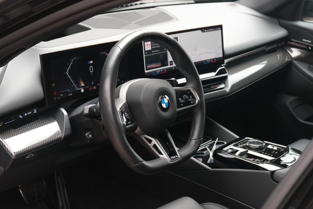 BMW 5 Serie 520i 190pk Aut. M Sport | Panoramadak | Carbon | 360° Camera | Keyless | Head-Up Display | Winter Pakket | Elektrische Achterklep | Trekhaak afbeelding 9
