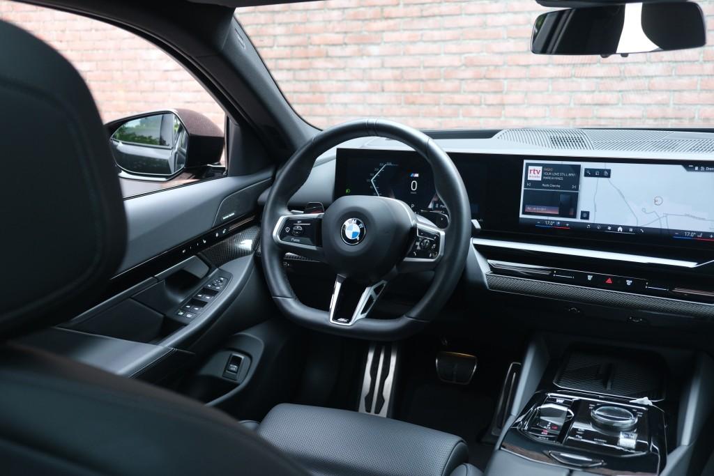 BMW 5 Serie 520i 190pk Aut. M Sport | Panoramadak | Carbon | 360° Camera | Keyless | Head-Up Display | Winter Pakket | Elektrische Achterklep | Trekhaak afbeelding 14