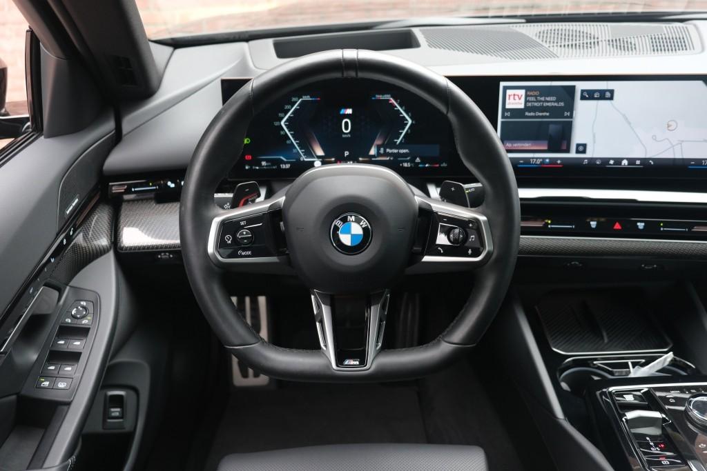 BMW 5 Serie 520i 190pk Aut. M Sport | Panoramadak | Carbon | 360° Camera | Keyless | Head-Up Display | Winter Pakket | Elektrische Achterklep | Trekhaak afbeelding 17