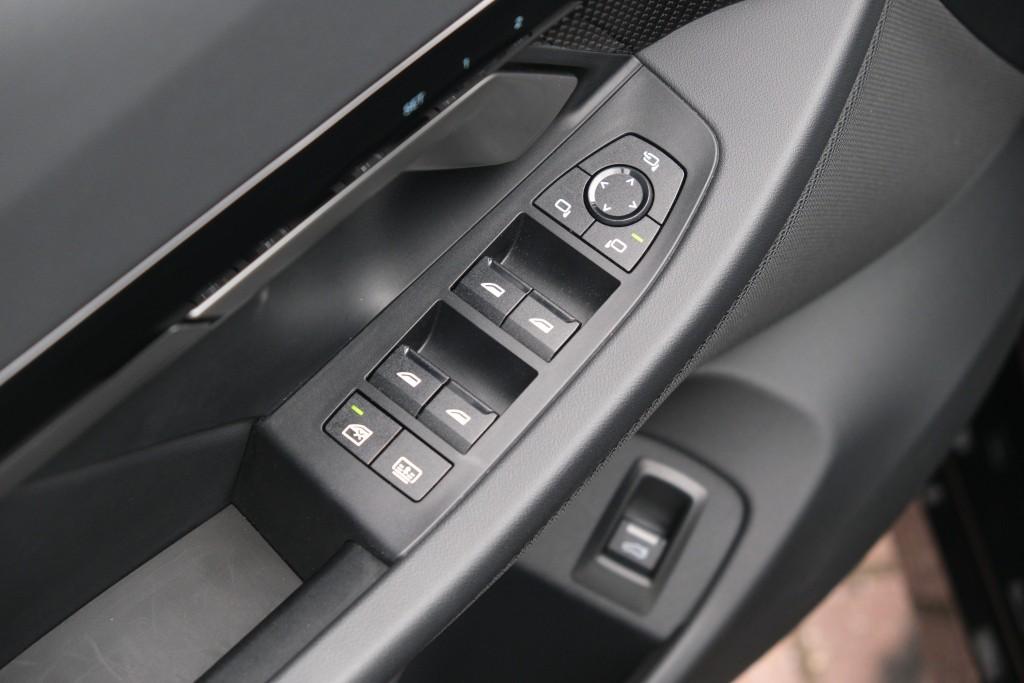 BMW 5 Serie 520i 190pk Aut. M Sport | Panoramadak | Carbon | 360° Camera | Keyless | Head-Up Display | Winter Pakket | Elektrische Achterklep | Trekhaak afbeelding 28