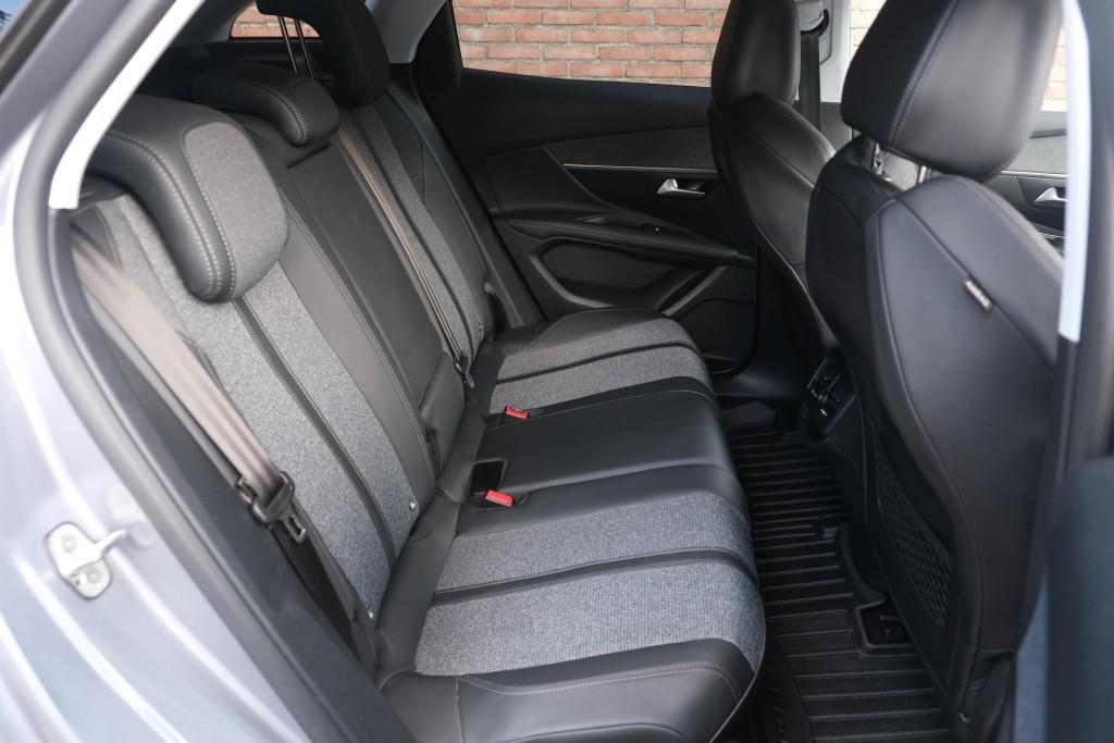 Peugeot 3008 1.2 PureTech 130pk Allure | Navi | App-Connect | Cruise | PDC | Climate | 18" | Metallic afbeelding 3