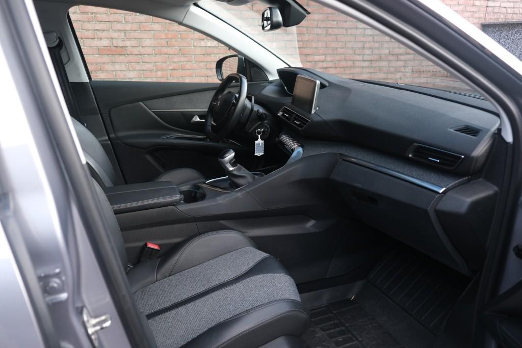 Peugeot 3008 1.2 PureTech 130pk Allure | Navi | App-Connect | Cruise | PDC | Climate | 18" | Metallic afbeelding 4