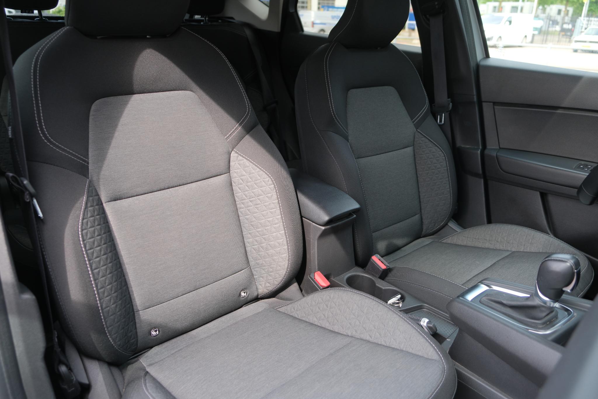 Renault Captur 1.3 TCe 140pk EDC Intens | Navi | Climate | Cruise | Camera | Trekhaak | PDC | Winter Pakket afbeelding 9