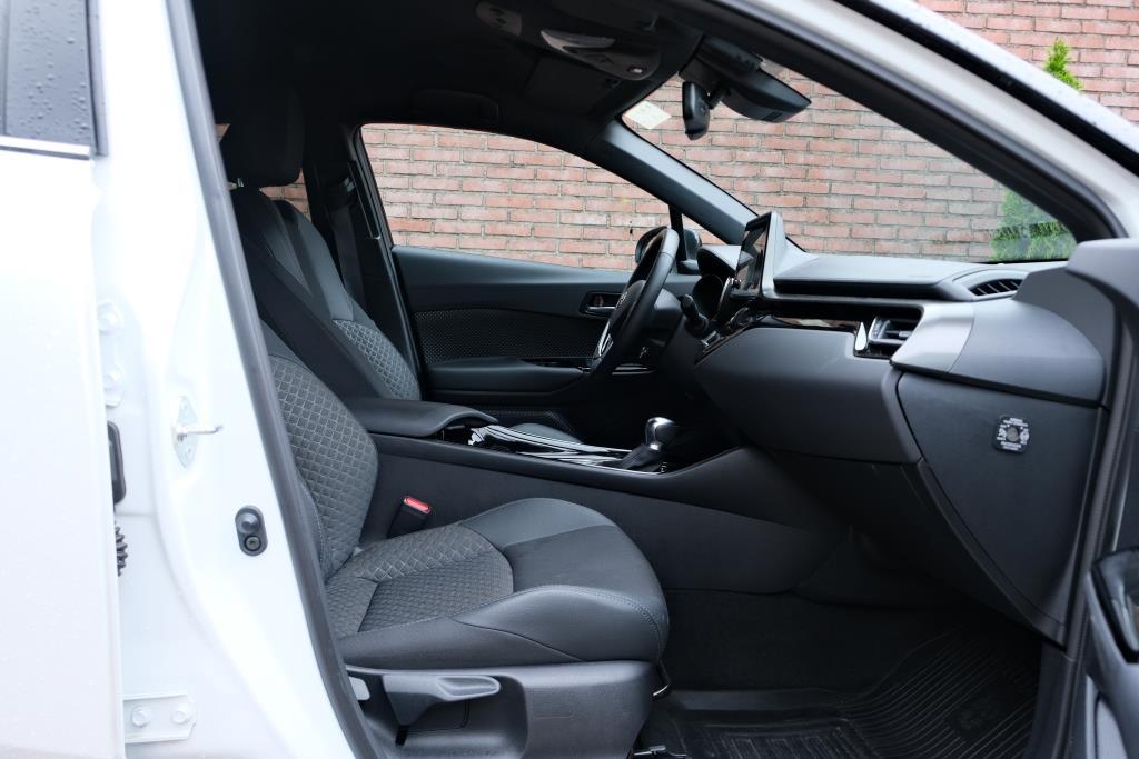 Toyota C-HR 2.0 Hybrid 184pk CVT Dynamic | Navi | App Connect | Adaptive Cruise | Keyless | Camera | Dodehoek | Winter Pakket afbeelding 4