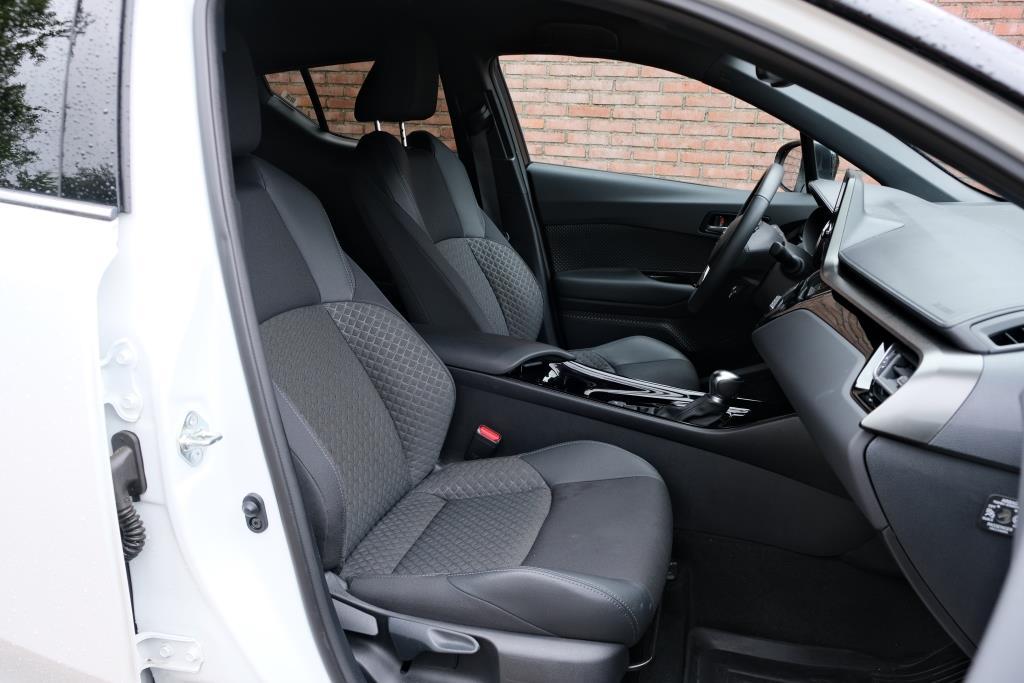 Toyota C-HR 2.0 Hybrid 184pk CVT Dynamic | Navi | App Connect | Adaptive Cruise | Keyless | Camera | Dodehoek | Winter Pakket afbeelding 6
