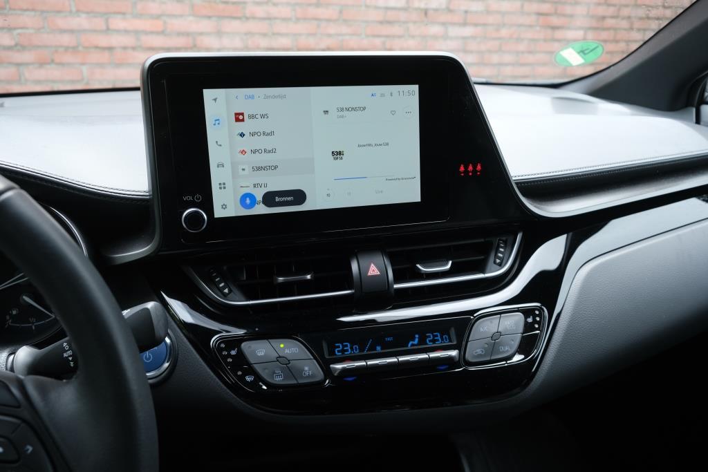 Toyota C-HR 2.0 Hybrid 184pk CVT Dynamic | Navi | App Connect | Adaptive Cruise | Keyless | Camera | Dodehoek | Winter Pakket afbeelding 14