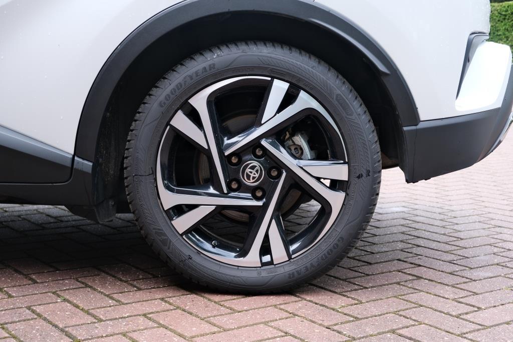 Toyota C-HR 2.0 Hybrid 184pk CVT Dynamic | Navi | App Connect | Adaptive Cruise | Keyless | Camera | Dodehoek | Winter Pakket afbeelding 23