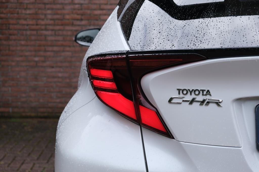 Toyota C-HR 2.0 Hybrid 184pk CVT Dynamic | Navi | App Connect | Adaptive Cruise | Keyless | Camera | Dodehoek | Winter Pakket afbeelding 24