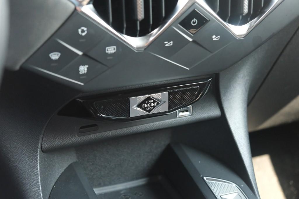 DS DS 3 Crossback E-Tense 50 kWh La Premiere | SOH 87% | Navi | App Connect | Climate | Cruise | Camera | Leder | Keyless | Head-Up Display | PDC afbeelding 26