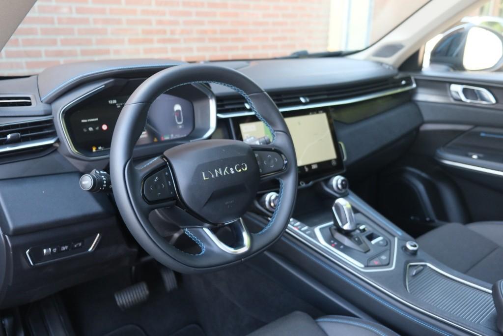 Lynk & Co 01 1.5 Plug-in Hybrid 261pk Aut. | 6,6 kWh OBC | 360° Camera | App Connect | Adaptive Cruise | Panoramadak | Keyless afbeelding 7
