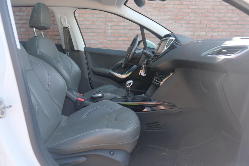 Peugeot 2008 1.2 PureTech 130pk Blue Lease Allure | Navi | App Connect | Climate | Cruise | Camera | Panoramadak afbeelding 4