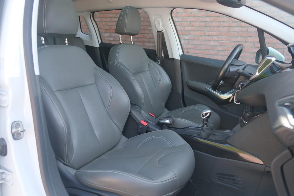 Peugeot 2008 1.2 PureTech 130pk Blue Lease Allure | Navi | App Connect | Climate | Cruise | Camera | Panoramadak afbeelding 6