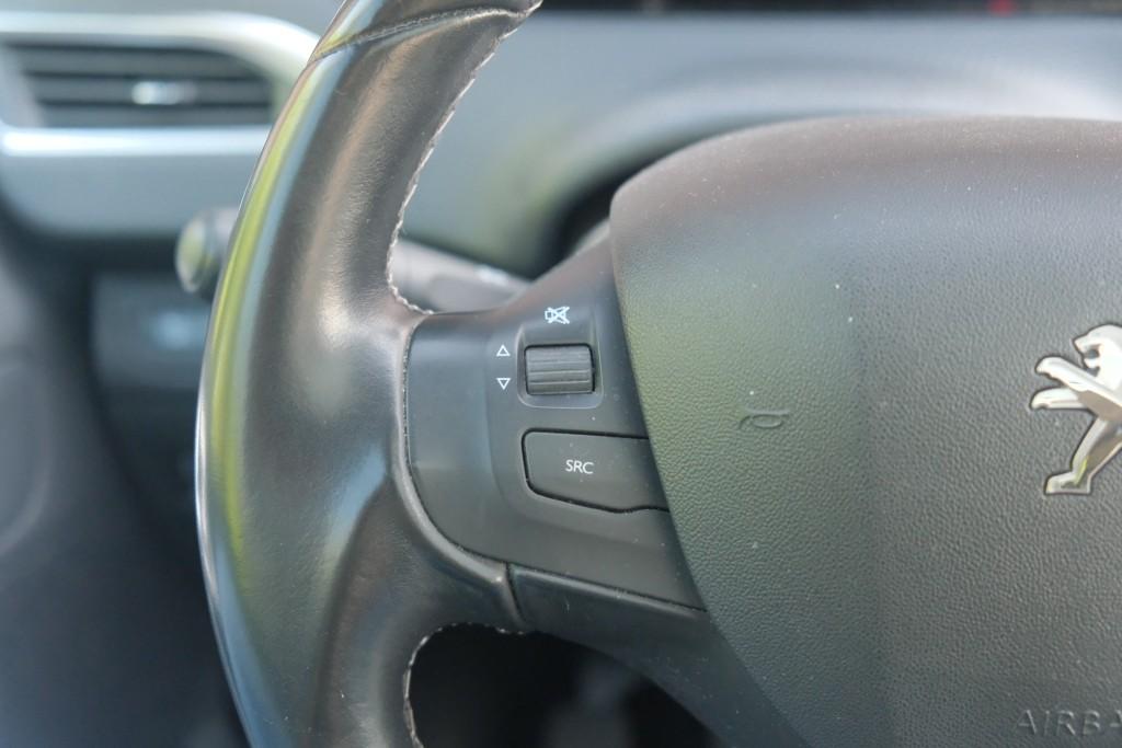 Peugeot 2008 1.2 PureTech 130pk Blue Lease Allure | Navi | App Connect | Climate | Cruise | Camera | Panoramadak afbeelding 9