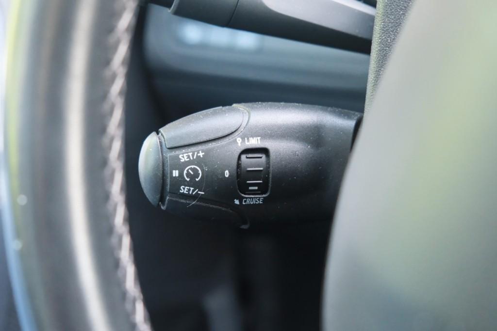 Peugeot 2008 1.2 PureTech 130pk Blue Lease Allure | Navi | App Connect | Climate | Cruise | Camera | Panoramadak afbeelding 11