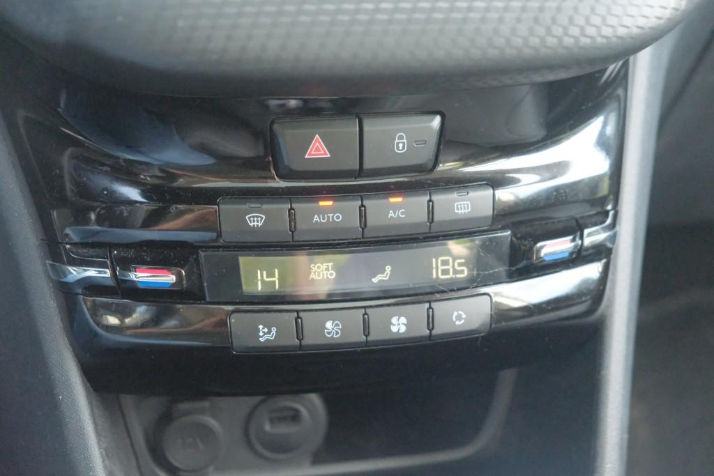Peugeot 2008 1.2 PureTech 130pk Blue Lease Allure | Navi | App Connect | Climate | Cruise | Camera | Panoramadak afbeelding 24