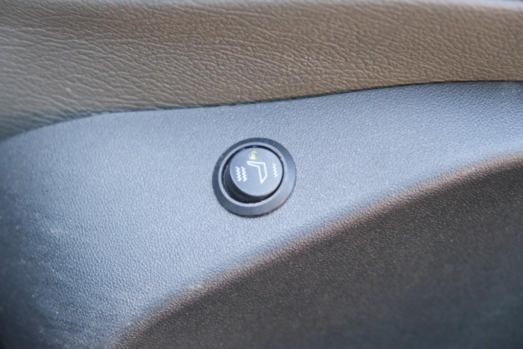 Peugeot 2008 1.2 PureTech 130pk Blue Lease Allure | Navi | App Connect | Climate | Cruise | Camera | Panoramadak afbeelding 25