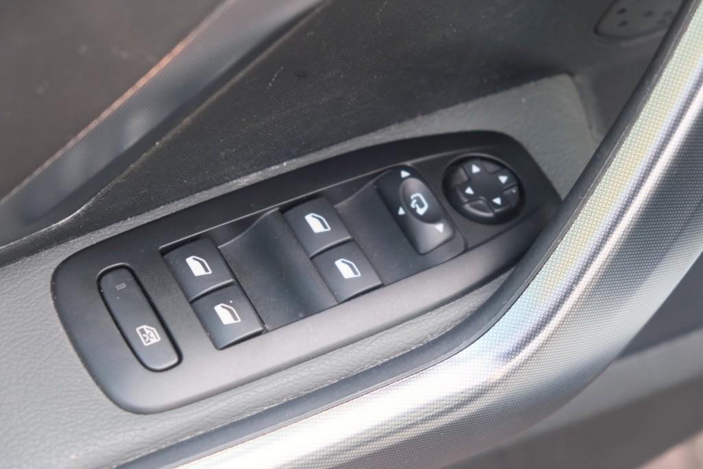 Peugeot 2008 1.2 PureTech 130pk Blue Lease Allure | Navi | App Connect | Climate | Cruise | Camera | Panoramadak afbeelding 28