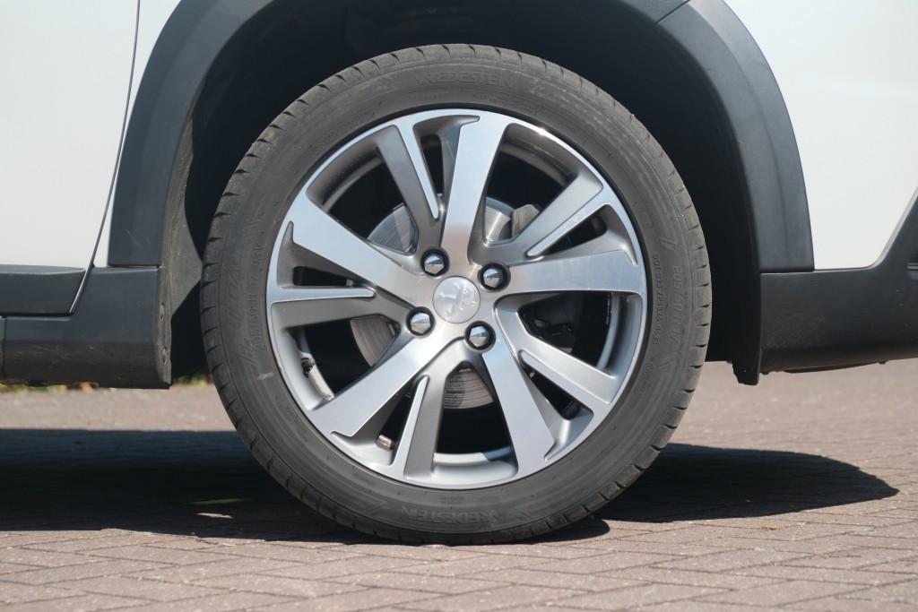 Peugeot 2008 1.2 PureTech 130pk Blue Lease Allure | Navi | App Connect | Climate | Cruise | Camera | Panoramadak afbeelding 30