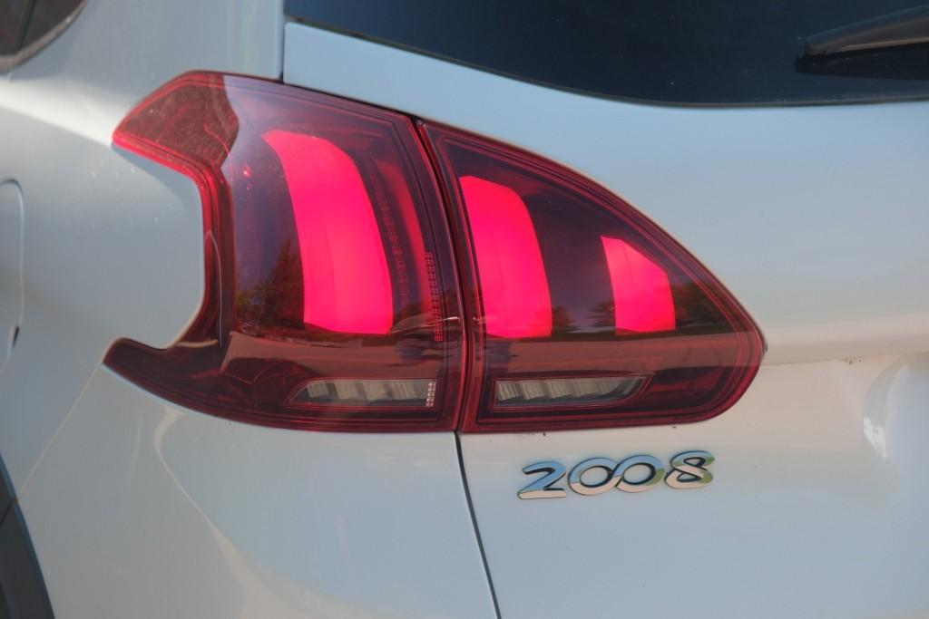 Peugeot 2008 1.2 PureTech 130pk Blue Lease Allure | Navi | App Connect | Climate | Cruise | Camera | Panoramadak afbeelding 31