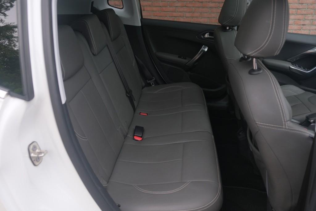 Peugeot 2008 1.2 PureTech 130pk Blue Lease Allure | Navi | App Connect | Climate | Cruise | Camera | Panoramadak afbeelding 3