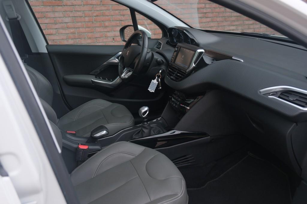 Peugeot 2008 1.2 PureTech 130pk Blue Lease Allure | Navi | App Connect | Climate | Cruise | Camera | Panoramadak afbeelding 4