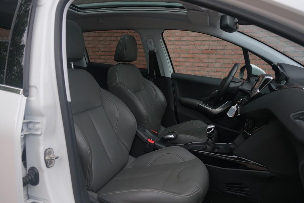 Peugeot 2008 1.2 PureTech 130pk Blue Lease Allure | Navi | App Connect | Climate | Cruise | Camera | Panoramadak afbeelding 6