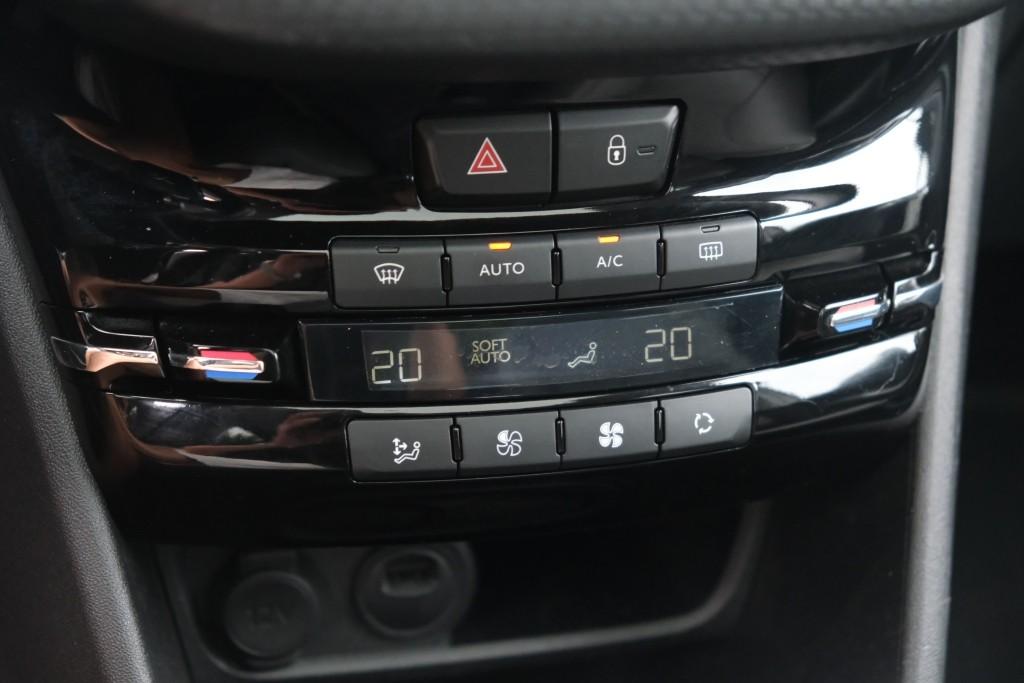 Peugeot 2008 1.2 PureTech 130pk Blue Lease Allure | Navi | App Connect | Climate | Cruise | Camera | Panoramadak afbeelding 24