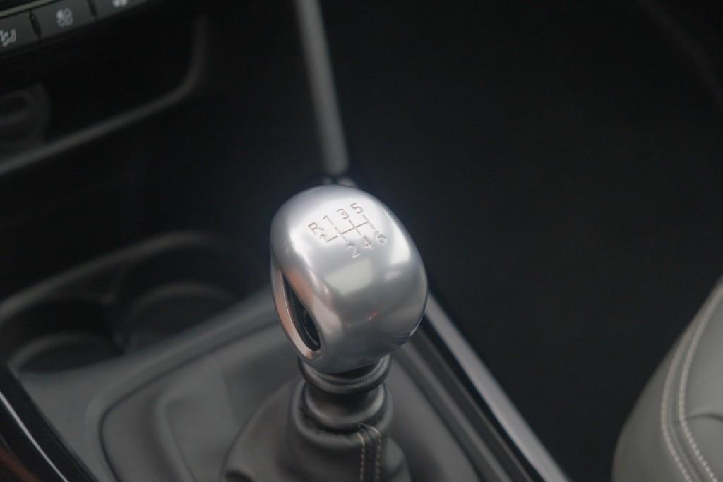 Peugeot 2008 1.2 PureTech 130pk Blue Lease Allure | Navi | App Connect | Climate | Cruise | Camera | Panoramadak afbeelding 26