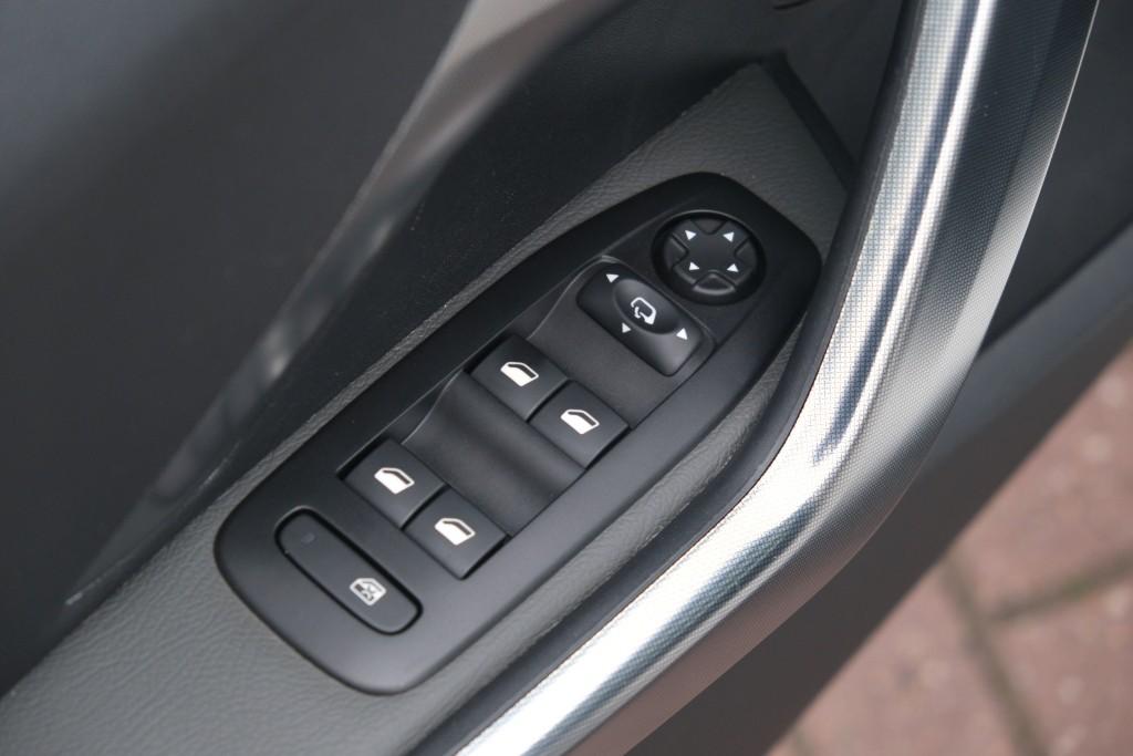 Peugeot 2008 1.2 PureTech 130pk Blue Lease Allure | Navi | App Connect | Climate | Cruise | Camera | Panoramadak afbeelding 28