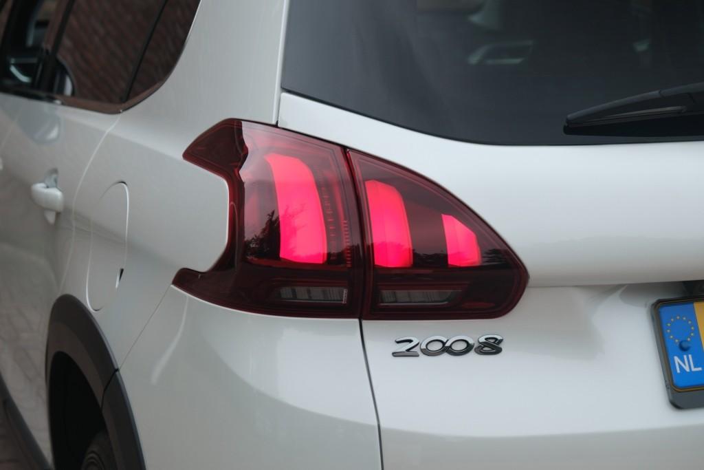 Peugeot 2008 1.2 PureTech 130pk Blue Lease Allure | Navi | App Connect | Climate | Cruise | Camera | Panoramadak afbeelding 30