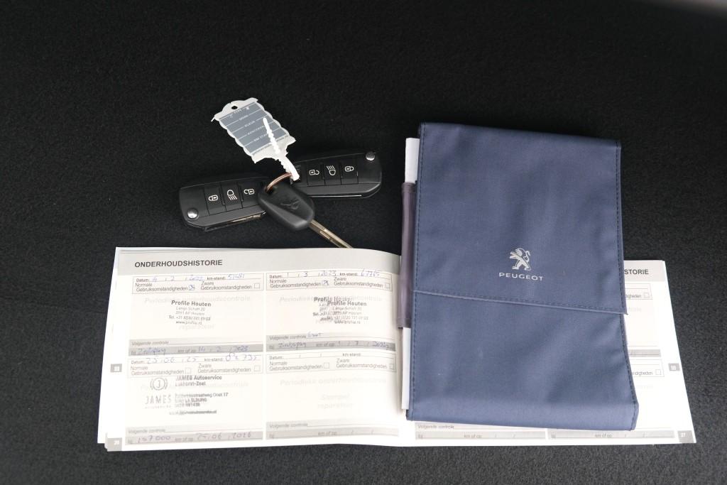 Peugeot 2008 1.2 PureTech 130pk Blue Lease Allure | Navi | App Connect | Climate | Cruise | Camera | Panoramadak afbeelding 34