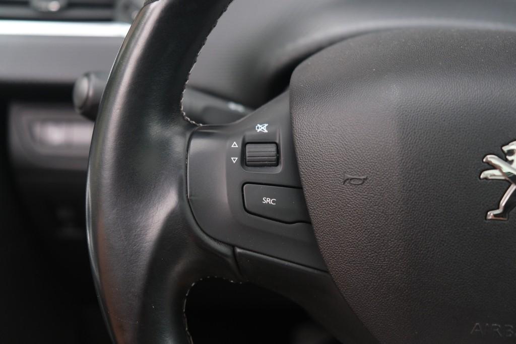 Peugeot 2008 1.2 PureTech 130pk Blue Lease Allure | Navi | App Connect | Climate | Cruise | Camera | Panoramadak afbeelding 9