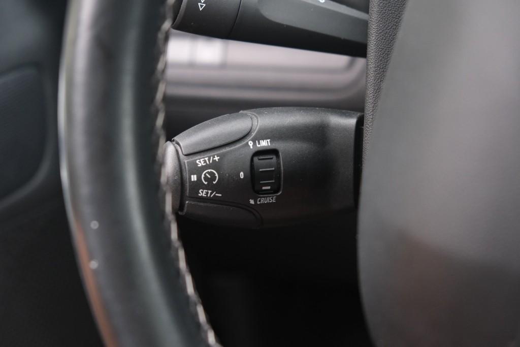 Peugeot 2008 1.2 PureTech 130pk Blue Lease Allure | Navi | App Connect | Climate | Cruise | Camera | Panoramadak afbeelding 12