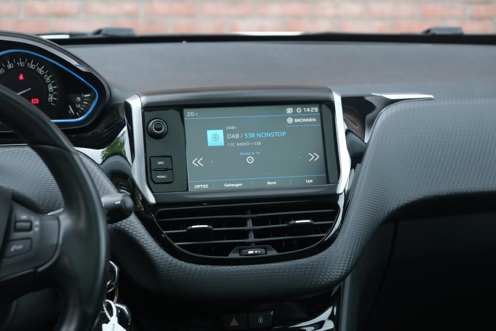 Peugeot 2008 1.2 PureTech 130pk Blue Lease Allure | Navi | App Connect | Climate | Cruise | Camera | Panoramadak afbeelding 17