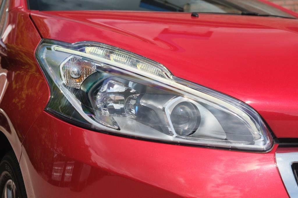 Peugeot 208 1.2 PureTech 110pk Aut. Allure | Navi | App Connect | Climate | Cruise | Camera | PDC | Trekhaak afbeelding 2