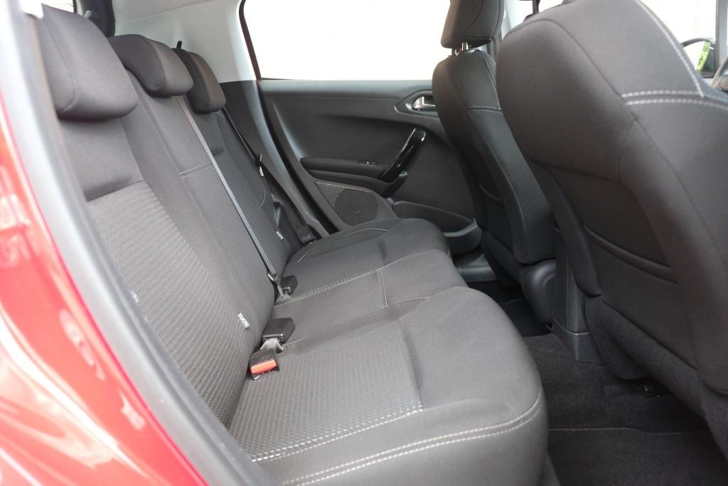 Peugeot 208 1.2 PureTech 110pk Aut. Allure | Navi | App Connect | Climate | Cruise | Camera | PDC | Trekhaak afbeelding 3