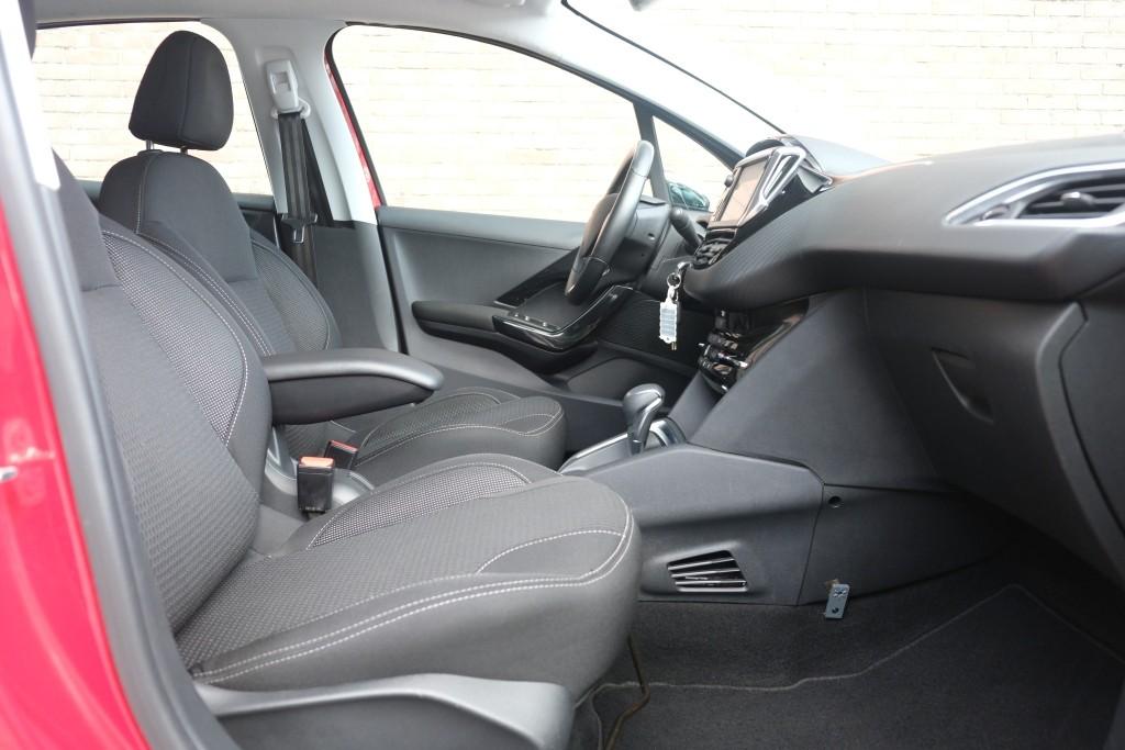 Peugeot 208 1.2 PureTech 110pk Aut. Allure | Navi | App Connect | Climate | Cruise | Camera | PDC | Trekhaak afbeelding 4