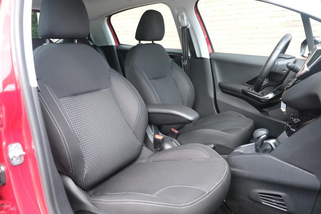 Peugeot 208 1.2 PureTech 110pk Aut. Allure | Navi | App Connect | Climate | Cruise | Camera | PDC | Trekhaak afbeelding 5