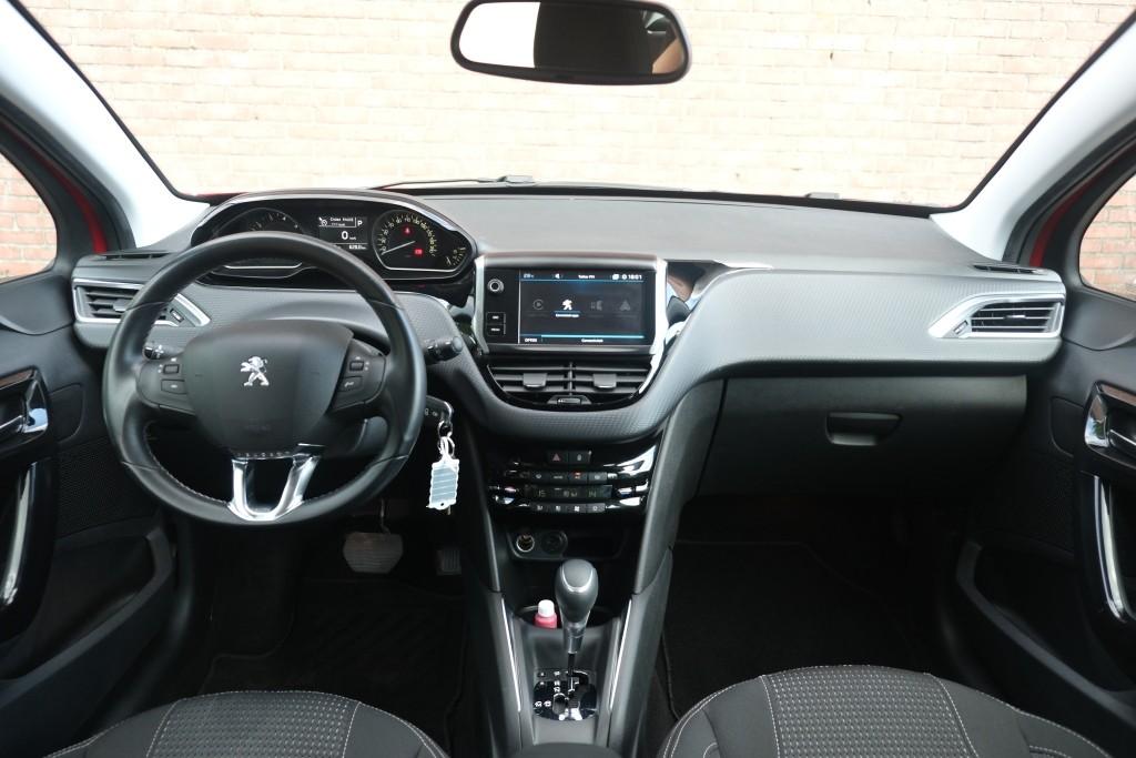 Peugeot 208 1.2 PureTech 110pk Aut. Allure | Navi | App Connect | Climate | Cruise | Camera | PDC | Trekhaak afbeelding 6