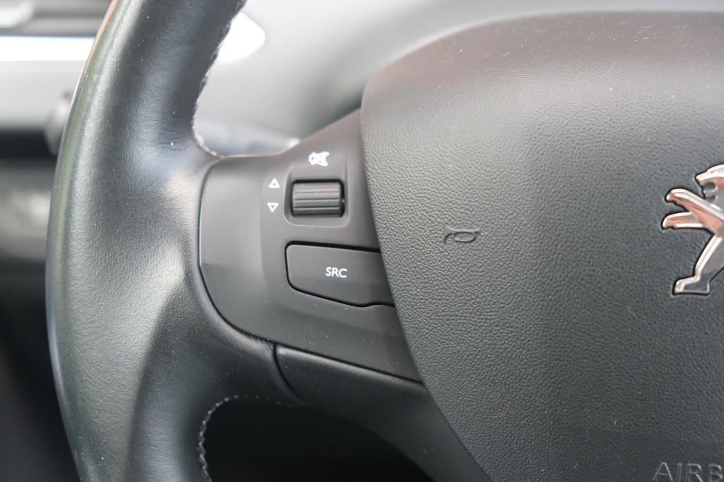 Peugeot 208 1.2 PureTech 110pk Aut. Allure | Navi | App Connect | Climate | Cruise | Camera | PDC | Trekhaak afbeelding 8